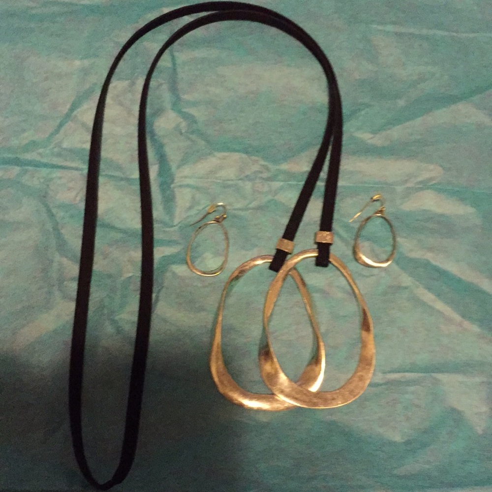 Black chocker w/ ear rings